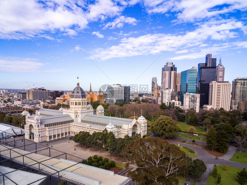 公园七月澳大利亚墨尔本2018年7月2日皇家展览馆和墨尔本城市天际线澳大利亚皇家展览馆和墨尔本城市天际线的鸟瞰图历史图片