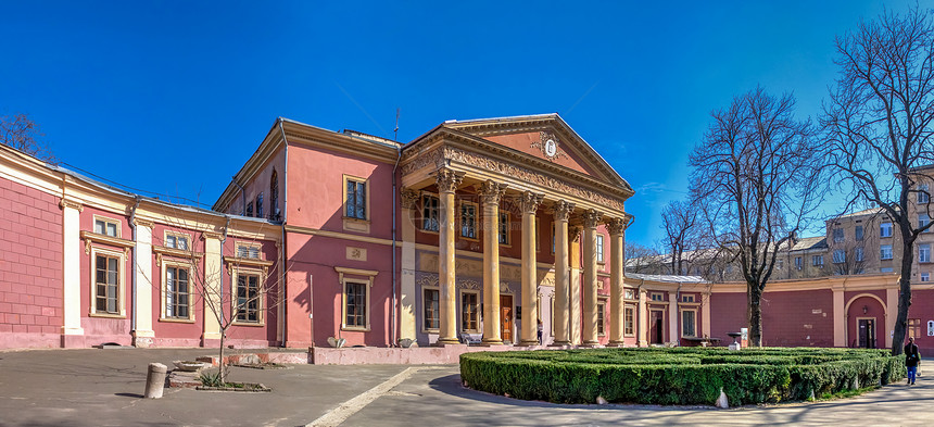 晴天经典的现代乌克兰敖德萨0392乌克兰敖德萨的艺术博物馆和图片画廊在阳光明媚的春日乌克兰敖德萨的艺术博物馆和图片画廊图片