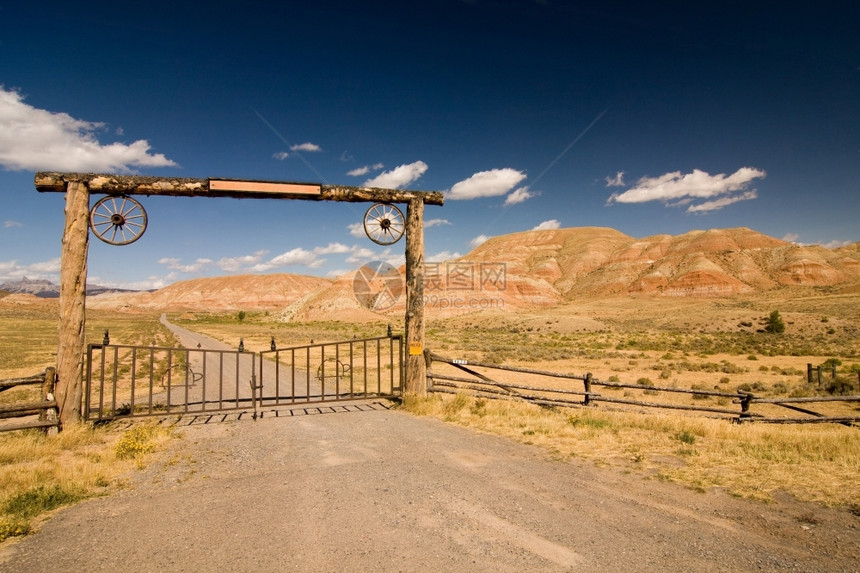 衬套联合的荒野西部沙漠大门和栅栏户外图片