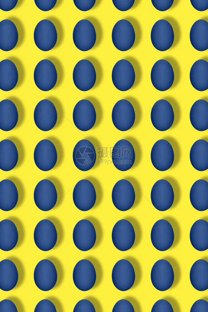 蓝色鸡蛋在黄背景的蓝蛋模式最小食物概念平板顶端观点流行艺术设计创造东方人概念最起码风格的垂直横幅红色背景蓝鸡蛋模式最低食品概念平图片