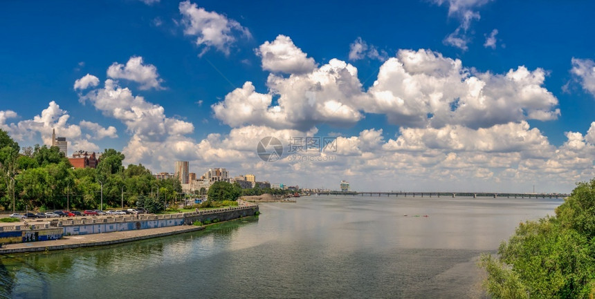 建筑学历史第聂伯河乌克兰07182在阳光明媚的夏日早晨第聂伯河和乌克兰第聂伯河堤岸的大全景第聂伯河和乌克兰第聂伯河堤岸天图片