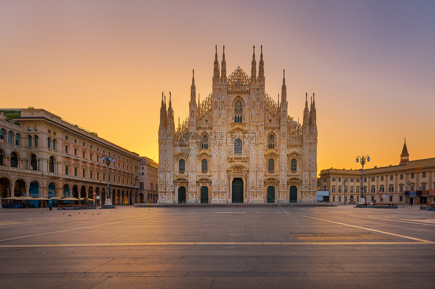 欧洲水平老的Duomo日出时米兰哥特大教堂带有复制空间的欧洲横向照片正方形图片