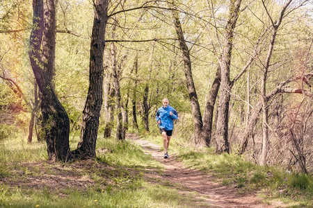 森林里跑步的男人图片
