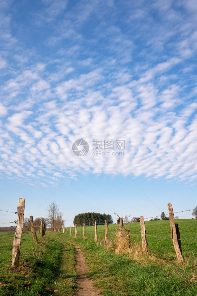 德国伯吉斯州BergischerPanoromasteig长途徒步远足的全景观天空风优美图片