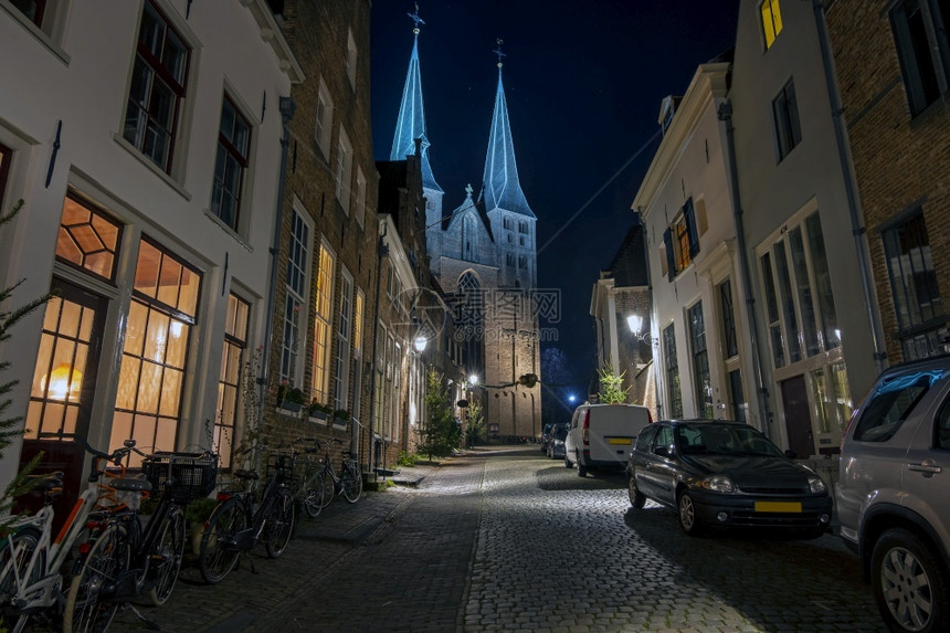 历史在荷兰夜间与圣尼古拉教堂从Deventer到圣尼古拉的市风景灯笼图片