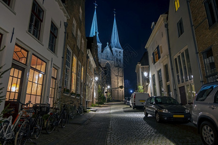 历史在荷兰夜间与圣尼古拉教堂从Deventer到圣尼古拉的市风景灯笼图片