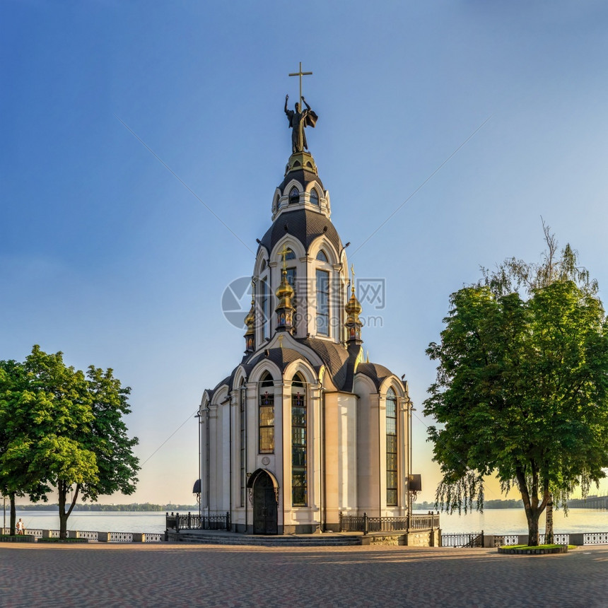 花床乌克兰第聂伯罗07182教堂以纪念第聂伯罗堤岸上的施洗者圣约翰大教堂在阳光明媚的夏日早晨乌克兰第聂伯罗堤岸上的教堂公园晴天图片