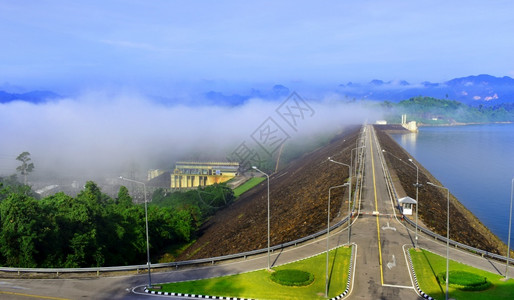 场景山泰国公路bhumibol水坝发电厂金属丝图片