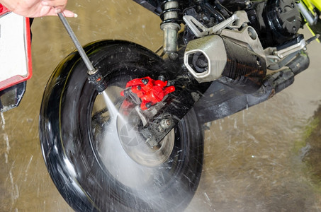 毛巾车轮一个用高压水洗摩托车的男士细节图片