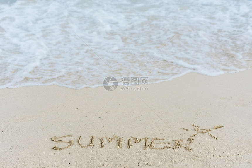 女孩假期妇赤脚在夏季沙滩上徒步行紧闭年轻女子的腿她们在海滩旅行概念组织上沿着海水和沙浪行走自然图片