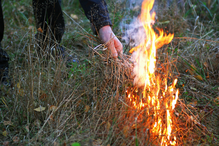 煤炭草地着火了一个烧干草的男子形象一部分自然男人图片