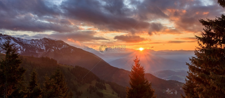 多洛米山脉秋季日落图片