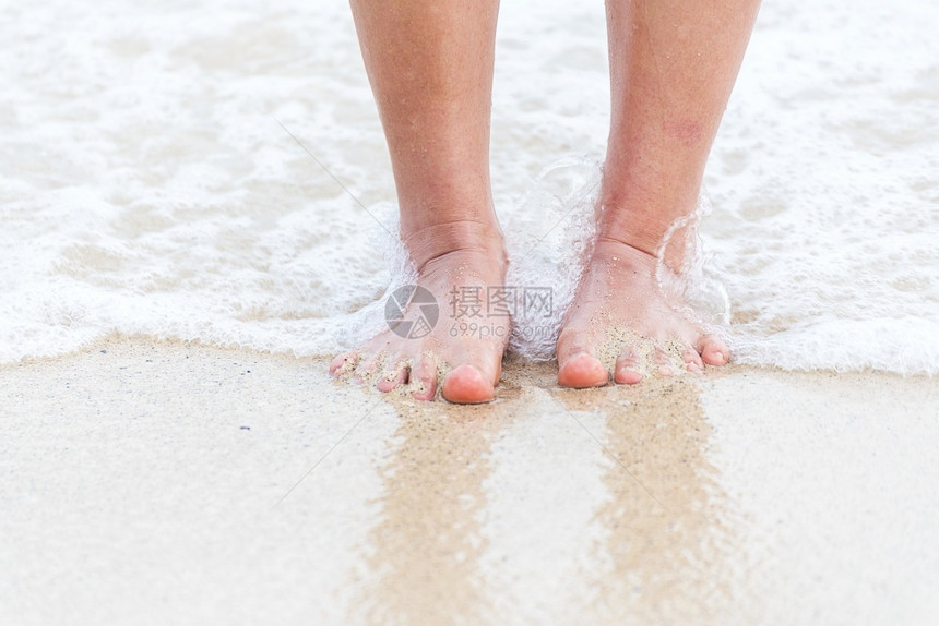 妇女赤脚在夏季沙滩上徒步行紧闭年轻女子的腿她们在沙滩上沿着海水和沙浪行走享受光足裸在户外自由放松旅行概念美丽的海岸请享用图片