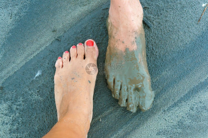 赤脚在沙地上行走脚沾满泥土徒在沙地上行走腿海岸黏土图片
