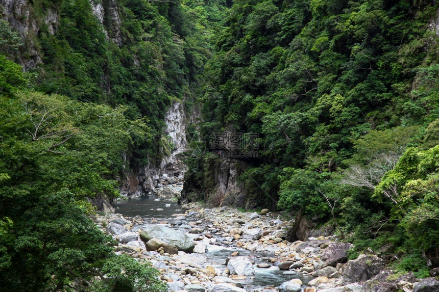 风景自然岩石Hualientaiwan公园地貌的河景图图片