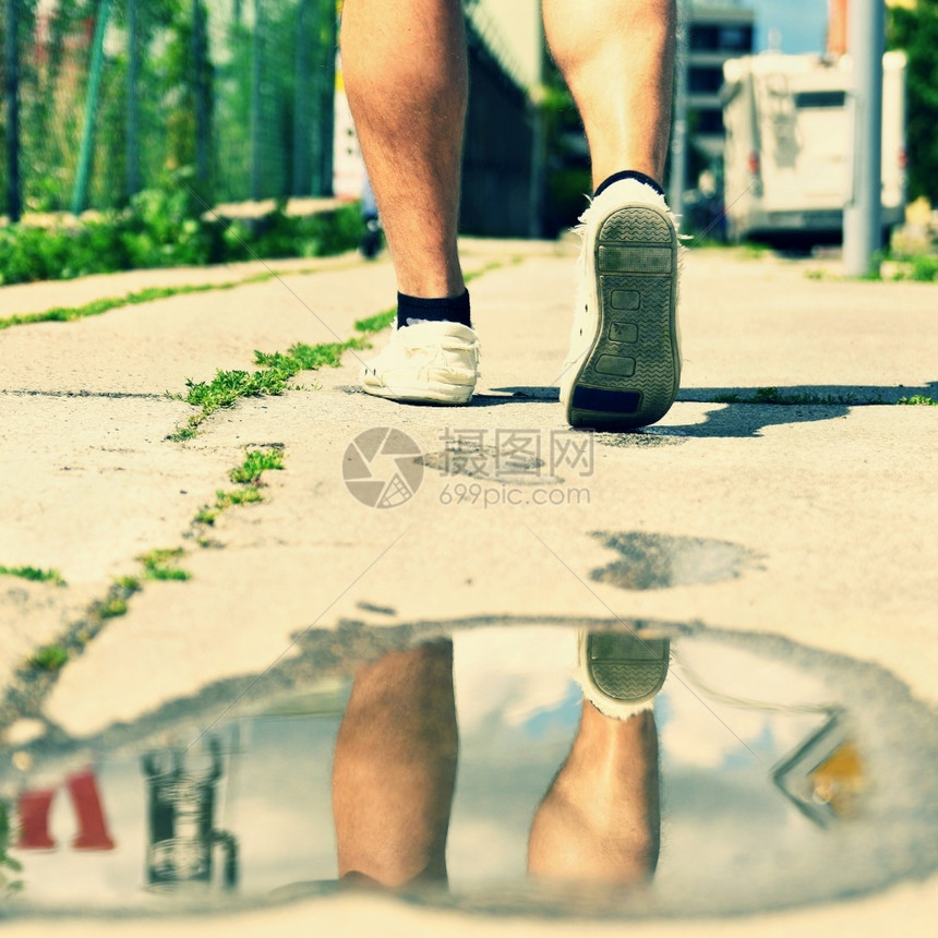 积极的在人行道上水中反射时的腿部男人健康图片