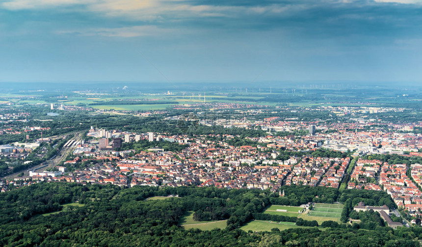 Braunschweig市南边的空中观察包括火车站部分地区有独立房屋的住宅楼梯田式房屋和高楼大6月8日块公寓不伦瑞克图片