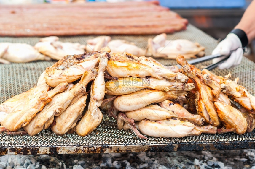 胸部野餐烧烤在一个乡村盛宴期间在烤炉上煮熟的意大利牛腿图片