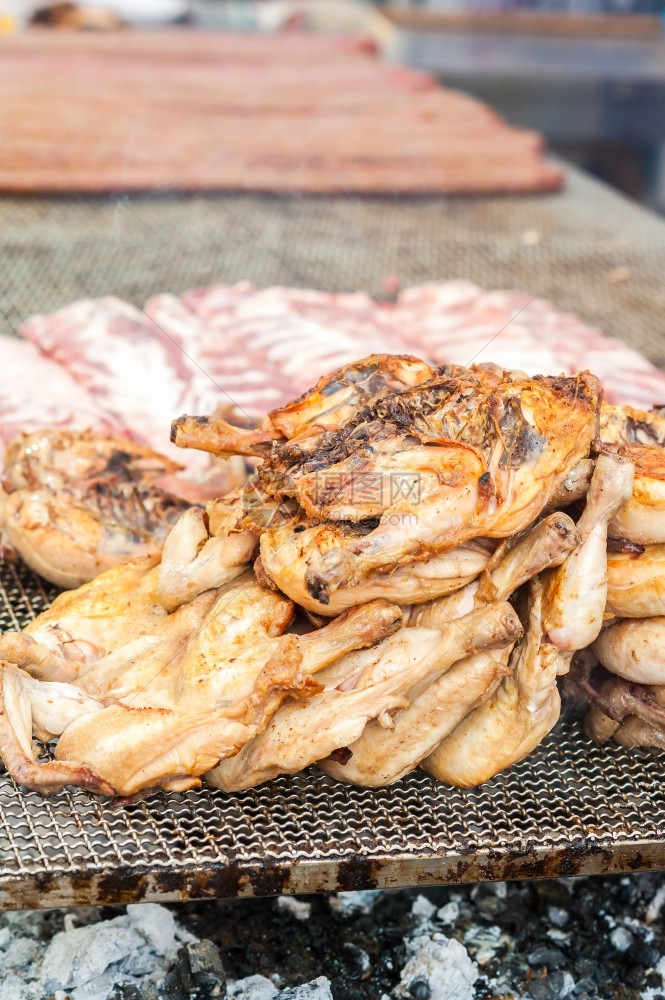 新鲜的炙烤在一个乡村盛宴期间在烤炉上煮熟的意大利牛腿村庄图片