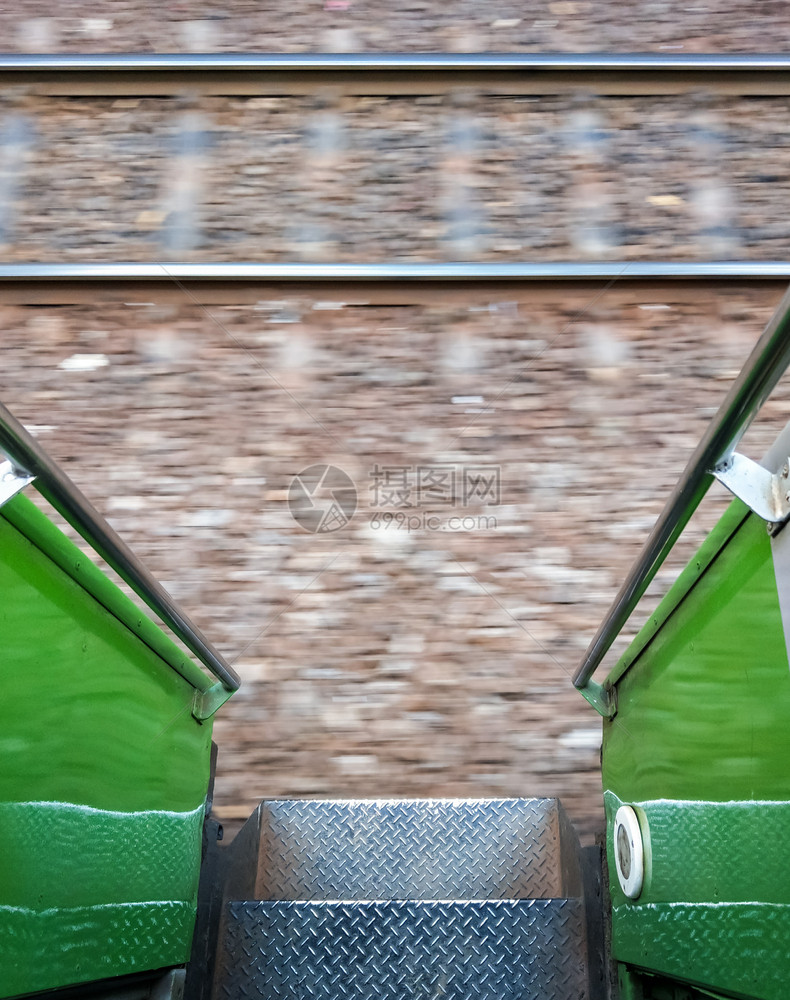 铁路线在泰国快列火车金属楼梯道下移动的情况泰国204年7月1日锈车辆站图片