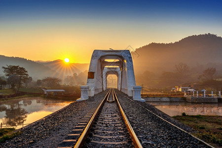 引擎Thachhomphu铁路桥或白日出时在泰国兰芬轨建筑学图片