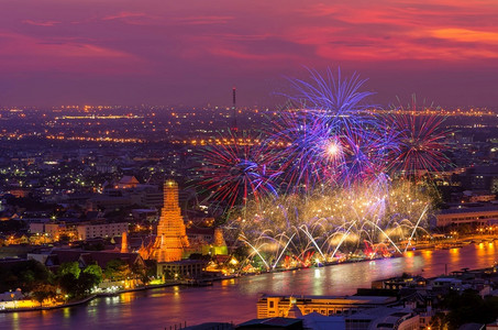 泰国清晨寺庙曼谷WatArun寺的曼谷新年倒计时烟火艺术花宗教图片