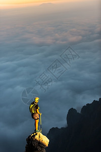 在山顶上有云海一个人在前阵长途跋涉从头到尾观察景象尖塔休息远足图片