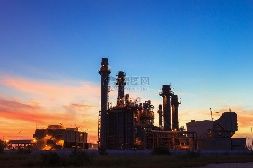 云黄昏和日落时的燃气涡轮机发电厂黄色的烟雾图片