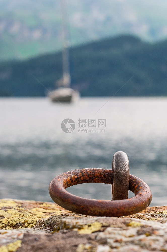 高的海在山湖吊钩与船在背景中聘请图片
