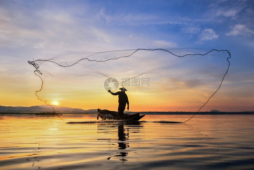 网行动亚洲渔民在清晨的金光下捕鱼图片