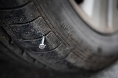 街道紧关按扣头针钉上金属子被刺穿成轮胎路平坦的背景图片