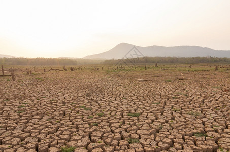 莫太阳全球升温夏季的干旱地面是燥的蓄水池梅穆赫兰邦泰国全球变暖干旱破裂背景图片