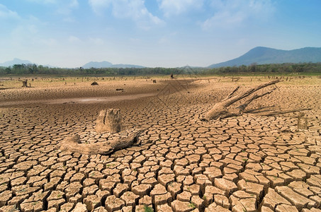 场地南邦太阳全球升温夏季的干旱地面是燥的蓄水池梅穆赫兰邦泰国全球变暖干旱背景图片