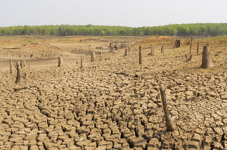 天空全球升温夏季的干旱地面是燥的蓄水池梅穆赫兰邦泰国全球变暖干旱裂缝灾难背景图片