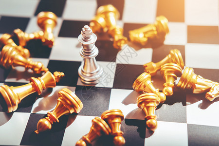 木板运动敌人成功商业领导者概念的象棋游戏图片