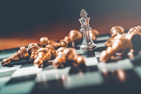 匹配赢将死成功商业领导者概念的象棋游戏图片