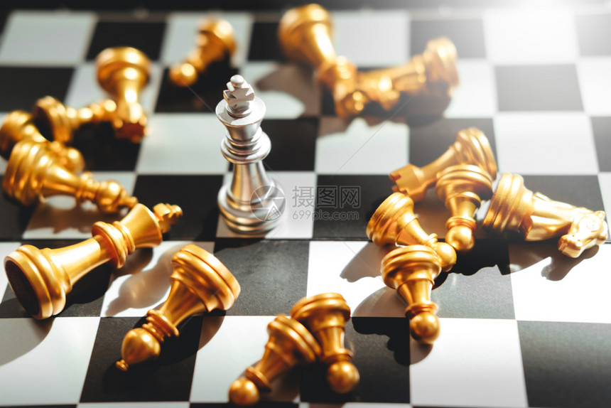 成功商业领导者概念的象棋游戏桌子木板骑士图片