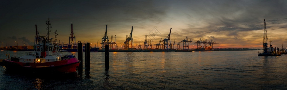 日出时的港口图片