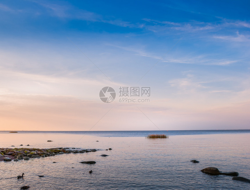 休息日落阳光湾的全景在秋夜深海湾之的全景图片