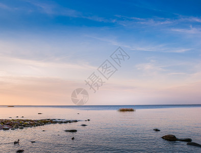 休息日落阳光湾的全景在秋夜深海湾之的全景图片