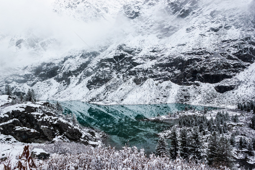 冬天绿松山湖季和谷积雪爬坡道风景优美图片