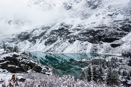 冬天绿松山湖季和谷积雪爬坡道风景优美图片