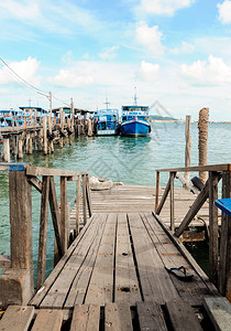 丰富多彩的平静泰国南部旅行船的旧木头码泰国南部白色的图片