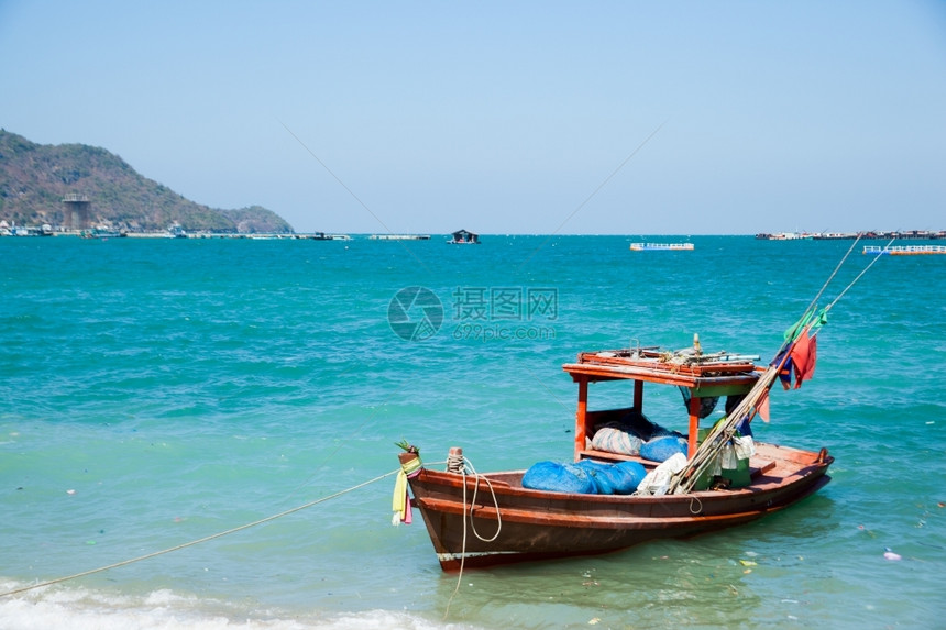 反射该地区渔民小船型水风景优美图片