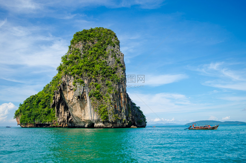 安达曼甲米树木在泰国克拉比有船在海中的岛屿上图片
