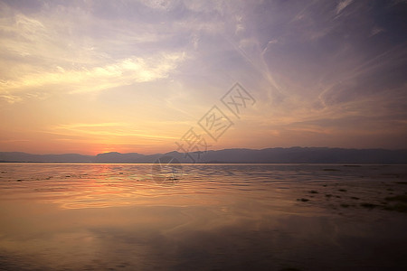 湖中日落的暮光颜色阳假期图片