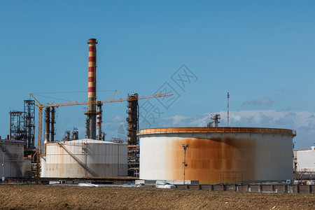 仓库重的工业区精炼和管道工业区和石油化厂区及污染图片