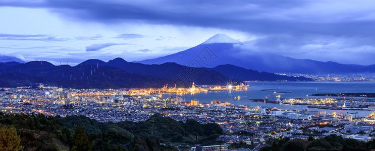 早晨城市景色港口和富济山的船运港和蓝天背景日本假期蓝色的图片