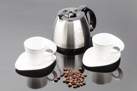 烧水壶咖啡杯和咖啡豆背景图片