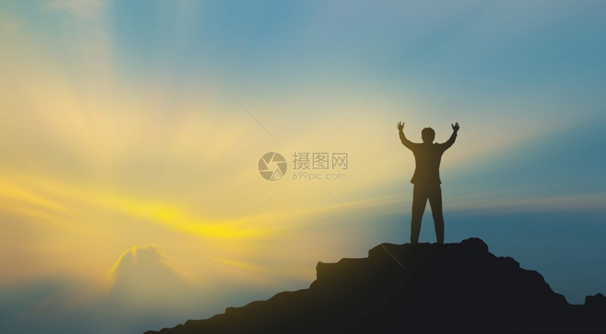 太阳山顶上人月光照亮背景商业成功领导才能成就和人的概念在天空和阳光下最佳力量图片